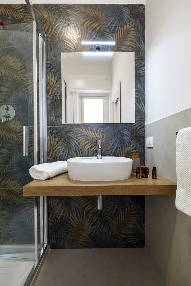 Bagno privato con doccia in monolocale a Dimora Largo Franch&igrave; Apartments Trapani centro