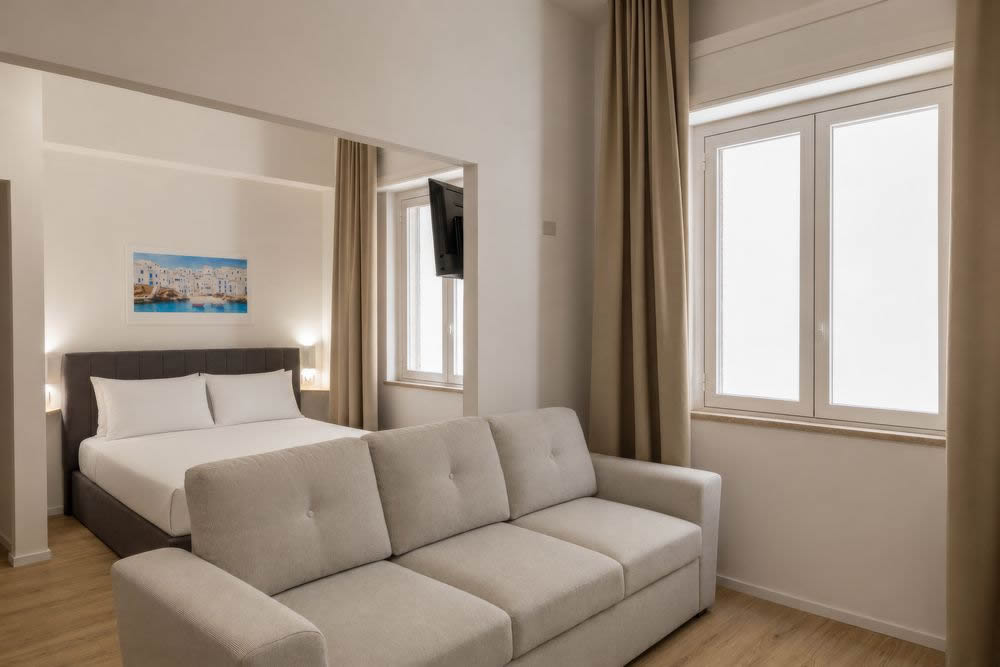Monolocale con letto matrimoniale e divano a Dimora Largo Franch&igrave; Apartments nel centro storico di Trapani