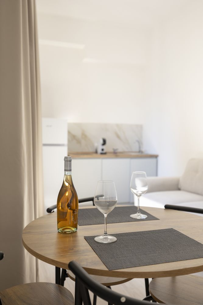Monolocale con cucina attrezzata e tavolo a Dimora Largo Franch&igrave; Apartments Trapani